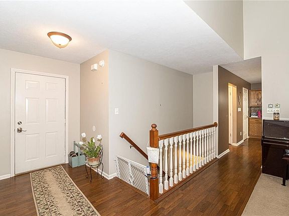 3rd image of 9942 Suncoral Cir