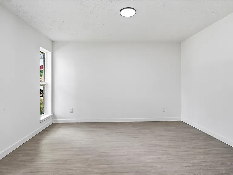 25402 Thistlewaite Ln — Photo 15