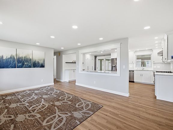 3rd image of 499 Craigston Dr