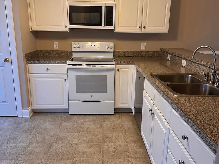 10 Shoreline Dr — Photo 9