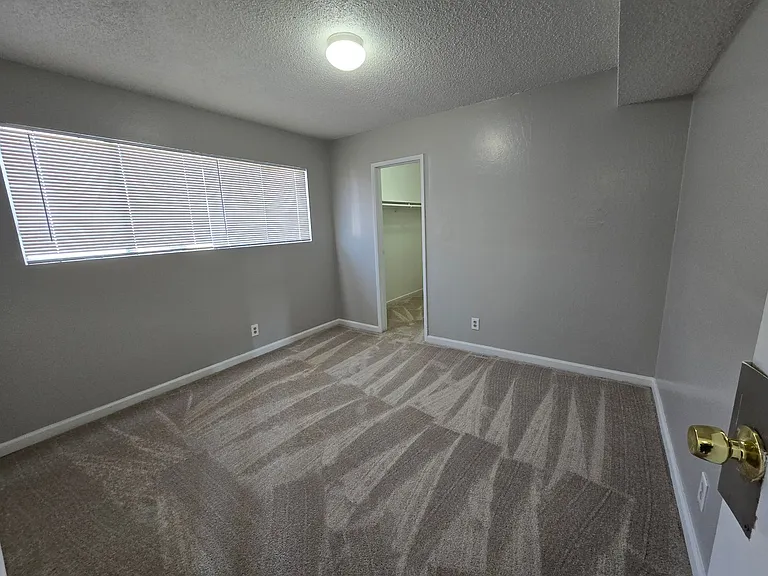 2100-2104 E Sunrise Ave — Photo 18