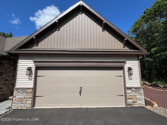 3rd image of 9 Tulip Tree Ln