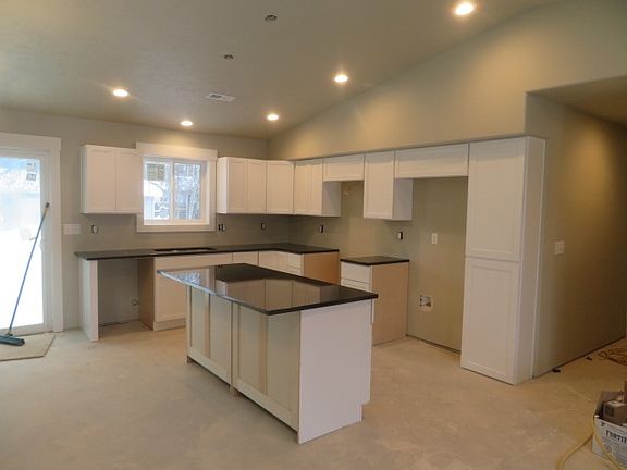 4th image of 420 E 4th St