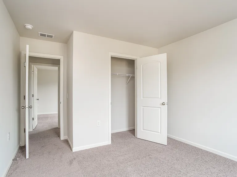 4033 Lake Russell Dr — Photo 13