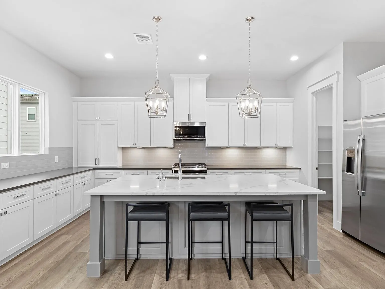 3 bed, 3.5 bath, 2408 sqft, $3,299 — Photo 4