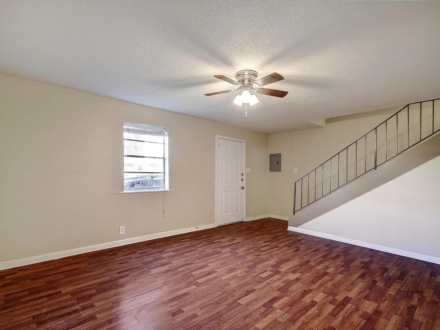 2 bed, 1.0 bath, 1200 sqft, $1,795 — Photo 2