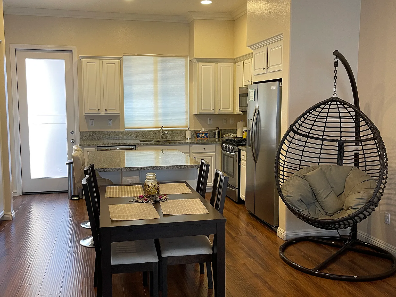 3 bed, 2.5 bath, 1620 sqft, $3,450 — Photo 2