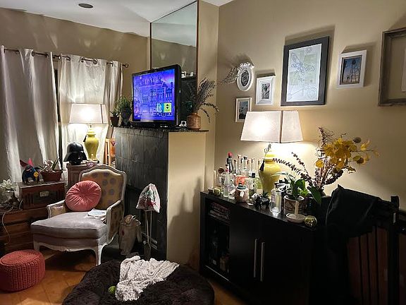 5th image of 453 N Western Ave #3