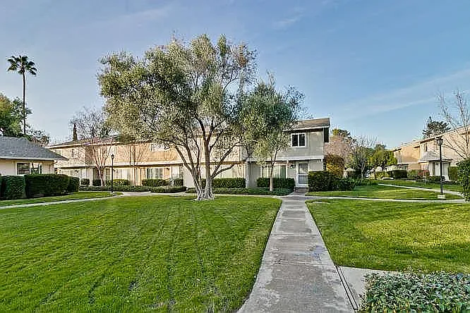 23 Comstock Queen Ct — Photo 3