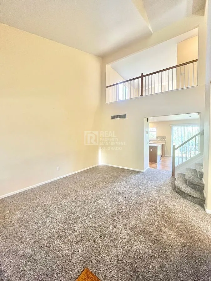 Stunning Home in Aurora — Photo 3