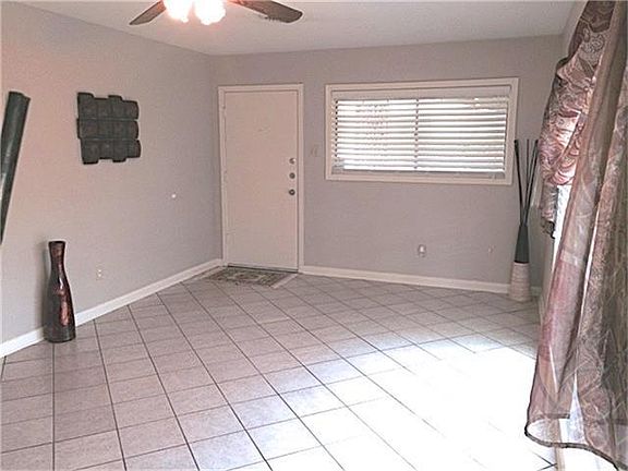 4732 FRONT UNIT LIVING ROOM / ENTRY DOOR