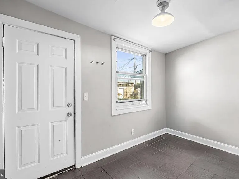223 Grundy St — Photo 11