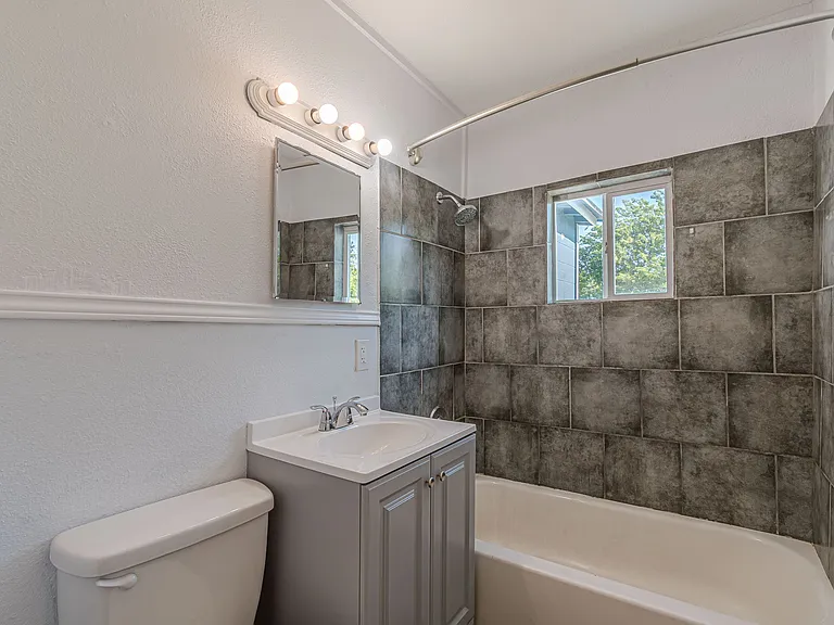 1903 W Winnipeg Ave — Photo 11