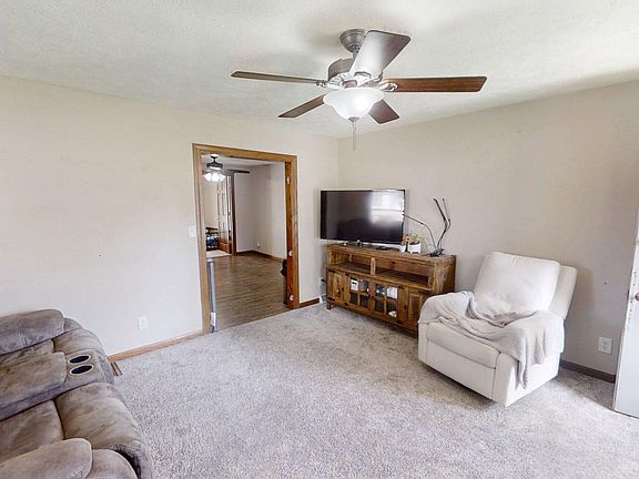 4th image of 315 Osborn St