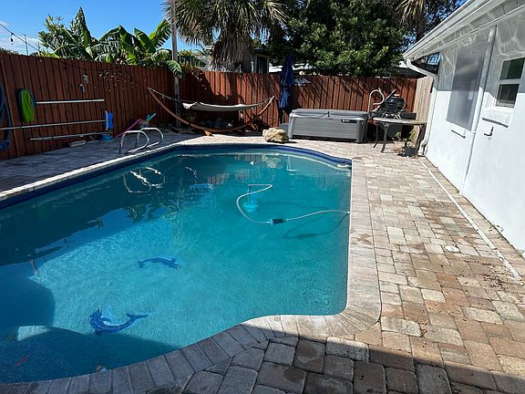 2nd image of 1557 Hillcrest Dr #A