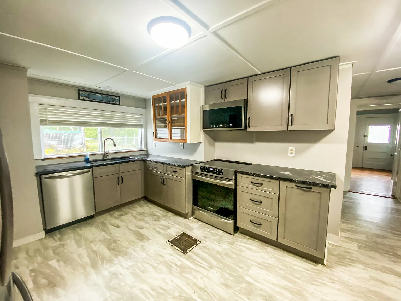 3 bed, $2,300 — Photo 3