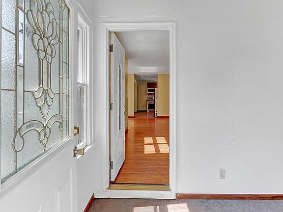 2nd image of 1091 Woodbridge St