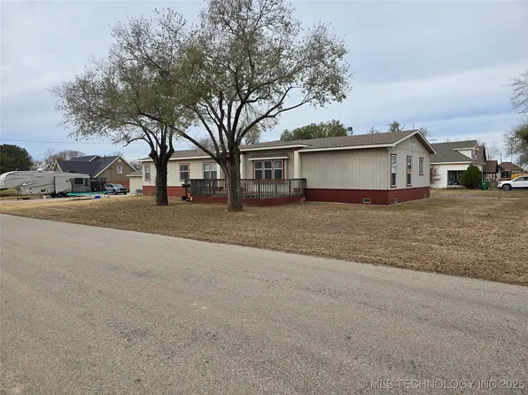 306 W Oklahoma St, Medford, OK 73759