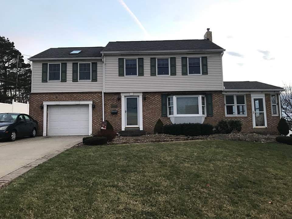 Stately 2 story on double lo