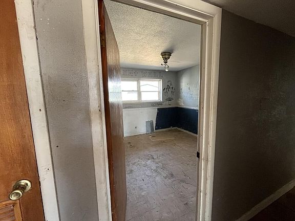5th image of 905 S Kenneth Ave