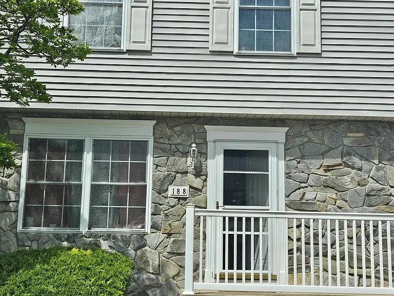 188 Birchtree Ct — Photo 1
