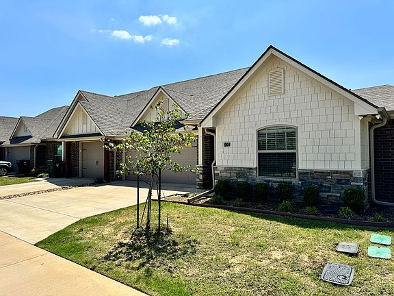 3rd image of 4300 Huntingtower Dr #203