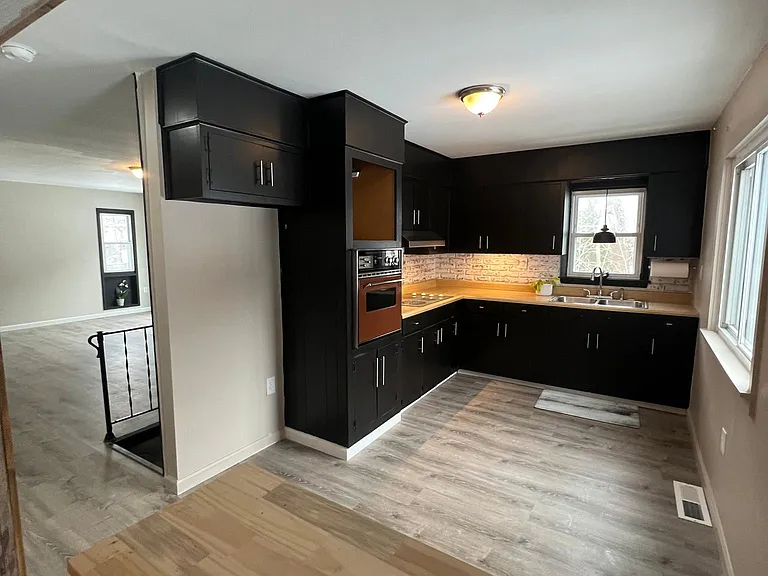 526 Broad Hollow Rd — Photo 6