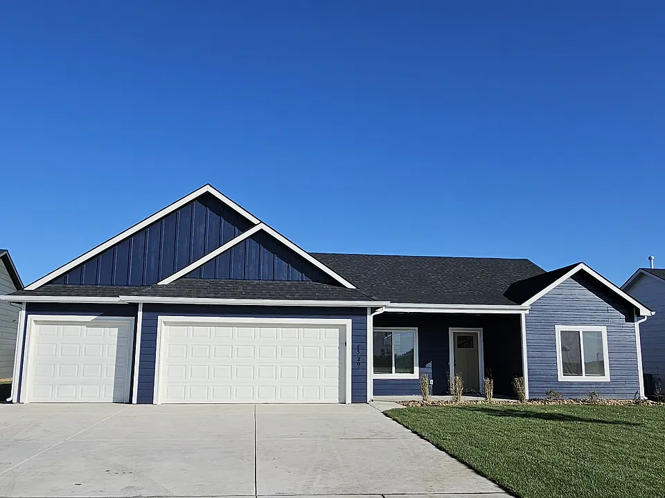 1529 N Garnet Ct