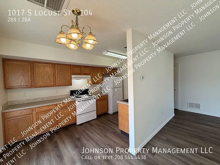 1017 S Locust St #104 — Photo 2