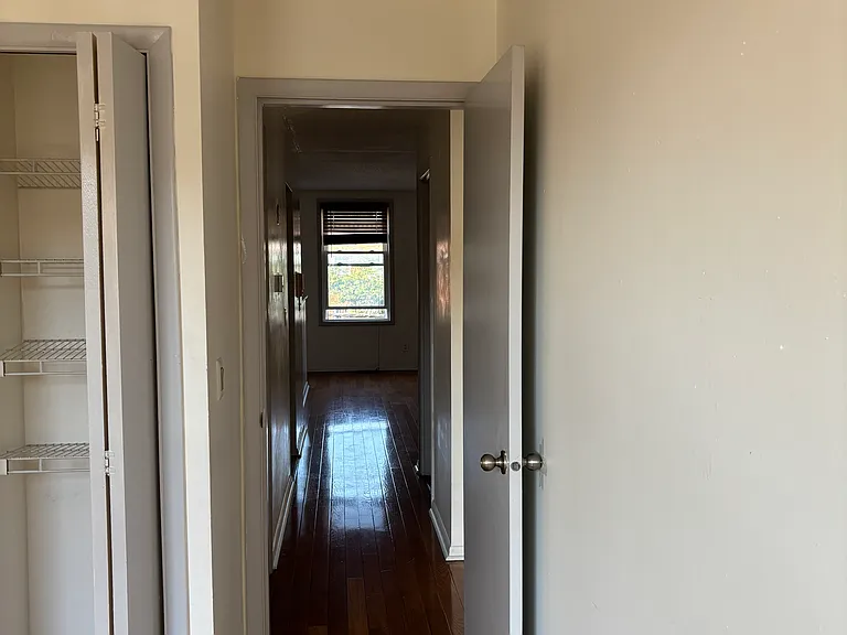 896 Longwood Ave — Photo 10