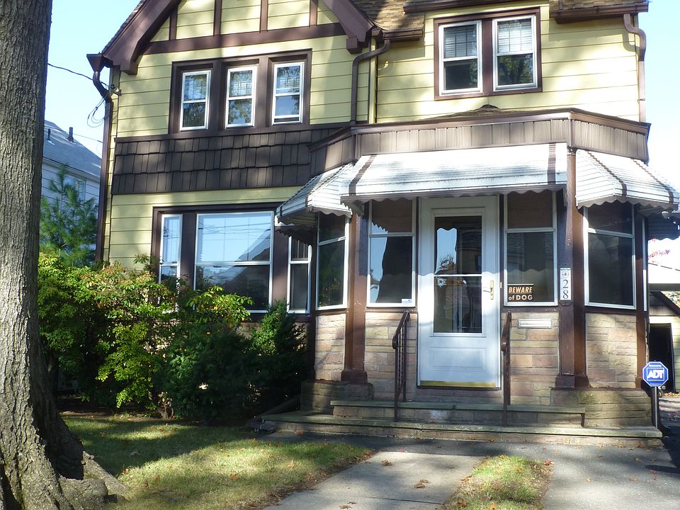 1st image of 28 Lloyd Pl