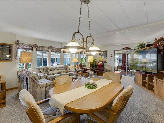 4th image of 210 Palm Meadows Dr