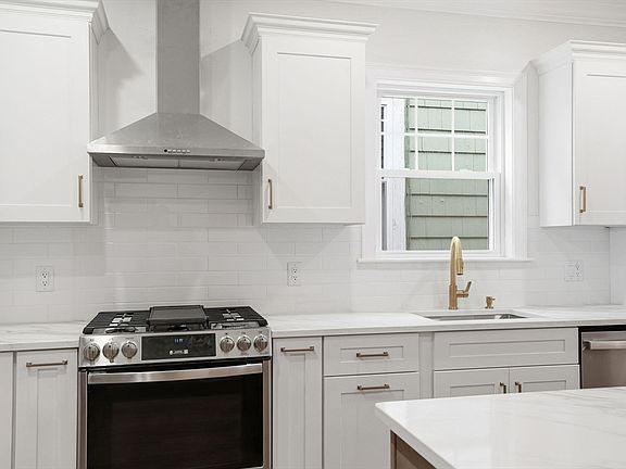 3rd image of 13 Langmaid Ave #1