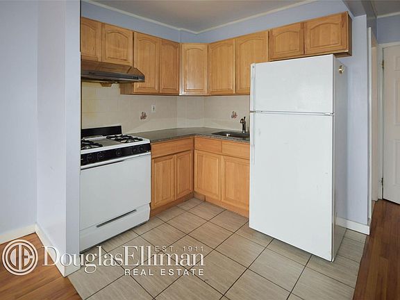 2nd image of 28 Melrose St APT 3A