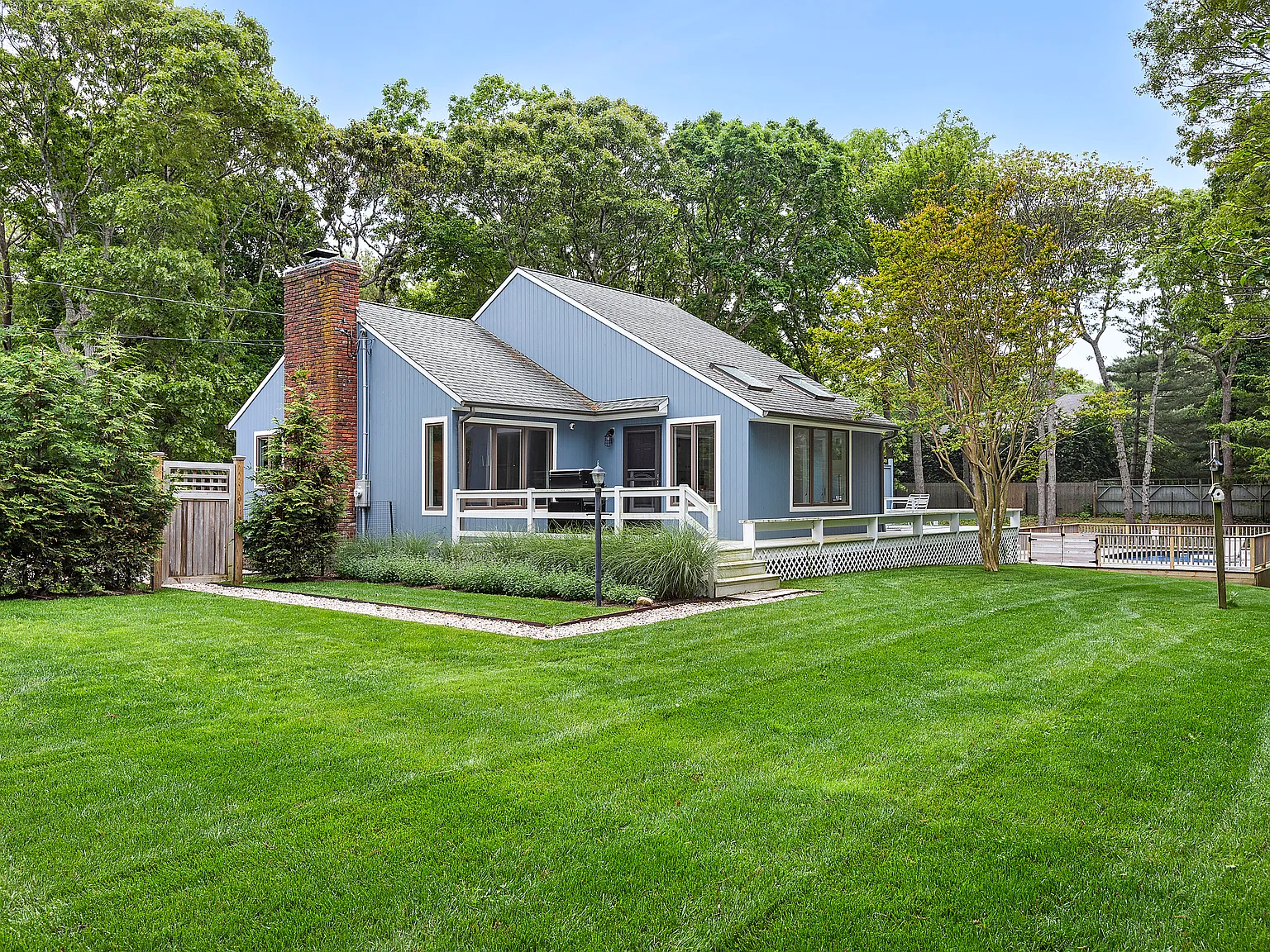 Stunning Beach Retreat in Private Bayfront Community — Photo 1