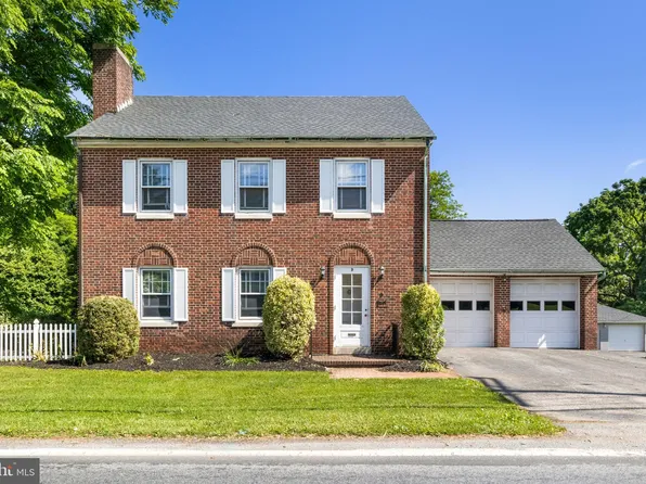 9 College Ave, Stewartstown, PA 17363