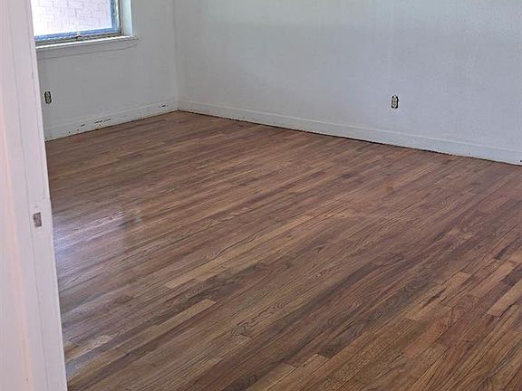 5th image of 101 Oak St