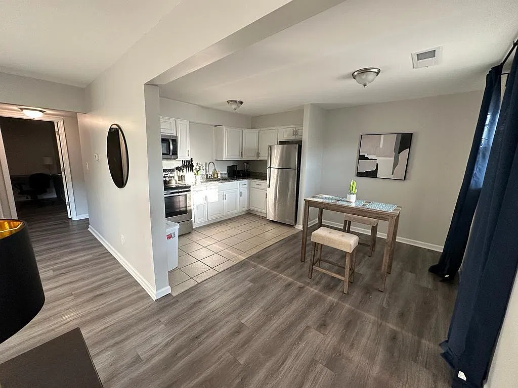 1 bed, 806 sqft, $1,200 — Photo 3