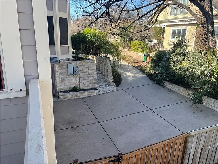 1153 San Bernard St — Photo 48