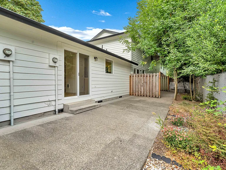 5210-5232 SE Rinearson Rd — Photo 15