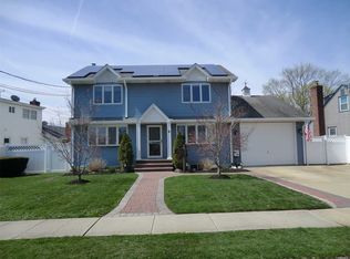 8 Linden Blvd, Hicksville, NY 11801
