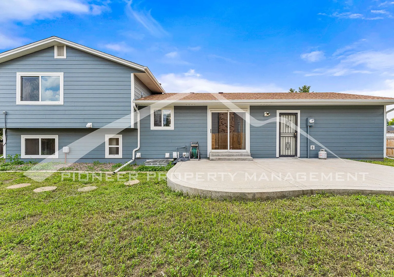 Beautiful Home with 2 Car Garage and Fenced Back Yard — Photo 2