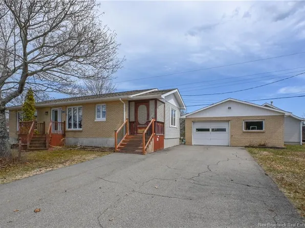 132 Goupil St, Shippagan, NB E8S 1W3