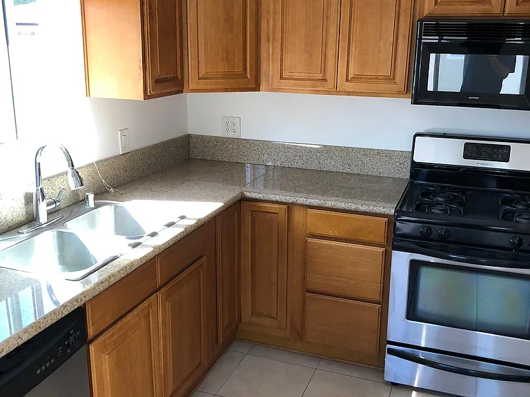 2611 Voorhees Ave #E — Photo 10