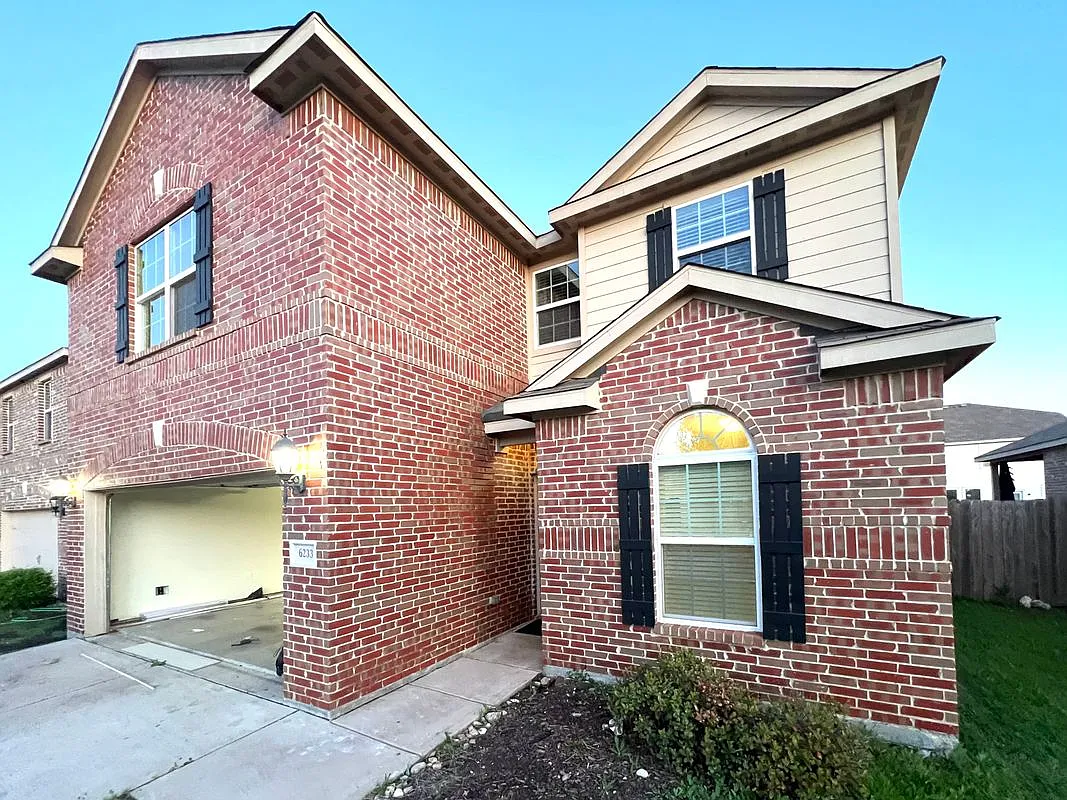 5 bed, 2.5 bath, 2663 sqft, $2,295 — Photo 1
