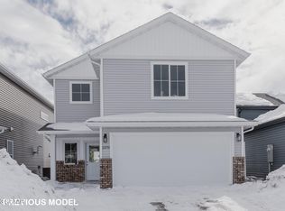 969 David Dr, Grand Forks, ND 58201