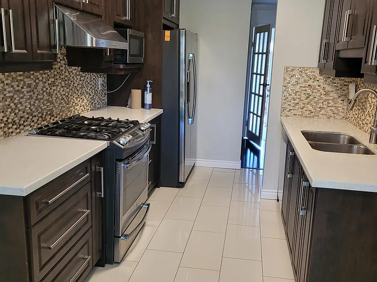 833 Scollard Ct #106 — Photo 2
