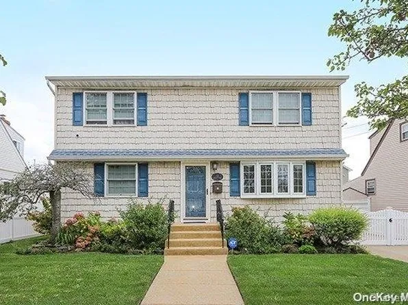 65 Stirling Avenue, Freeport, NY 11520