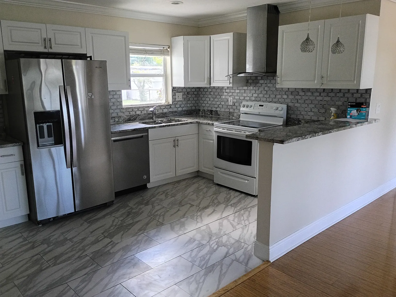 3 bed, 1013 sqft, $2,300 — Photo 3