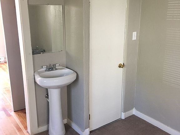 Sink OUTSIDE toilet closet